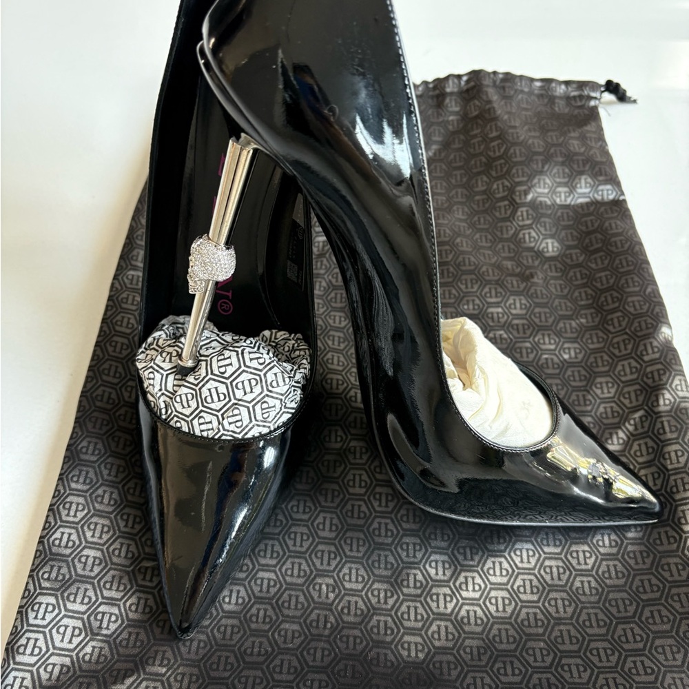 Philipp Plein Elegant Black High Heels with swarovski Plein logo on the heel!